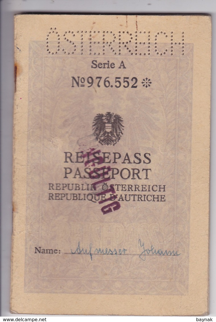 Q90  - AUSTRIA  -- 1952  -  FAMILY  PASSPORT  -  MANN & LADY --  LADY FROM CZERNOWITZ, UKRAINA  -  VISA + TAX STAMP - Historische Dokumente