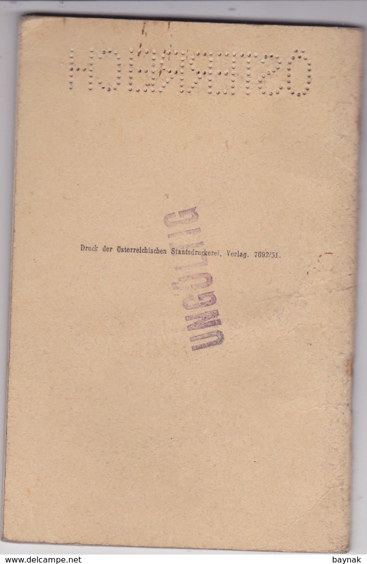 Q90  - AUSTRIA  -- 1952  -  FAMILY  PASSPORT  -  MANN & LADY --  LADY FROM CZERNOWITZ, UKRAINA  -  VISA + TAX STAMP - Historische Dokumente