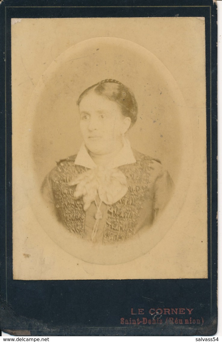 Photo Cabinet - Portrait D'une Dame En Buste Par Le Corney à Saint-Denis Ile De La Réunion (Ca 1875/1880) - Anciennes (Av. 1900)