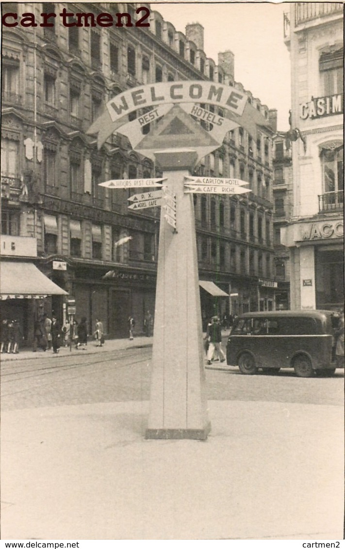 CARTE PHOTO : LYON SEPTEMBRE 1944 GUERRE 40 PLACE DES JACOBINS PANNEAUX DE SIGNALISATION - Otros & Sin Clasificación