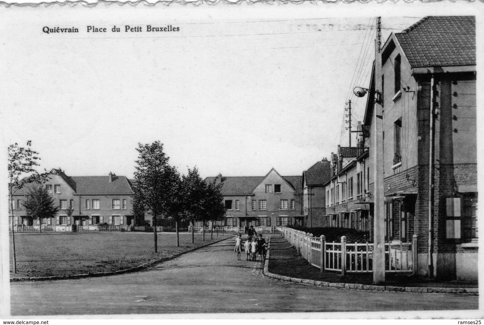 (128) CPA  Quievrain  Place Du Petit Bruxelles  (Bon Etat) - Quiévrain