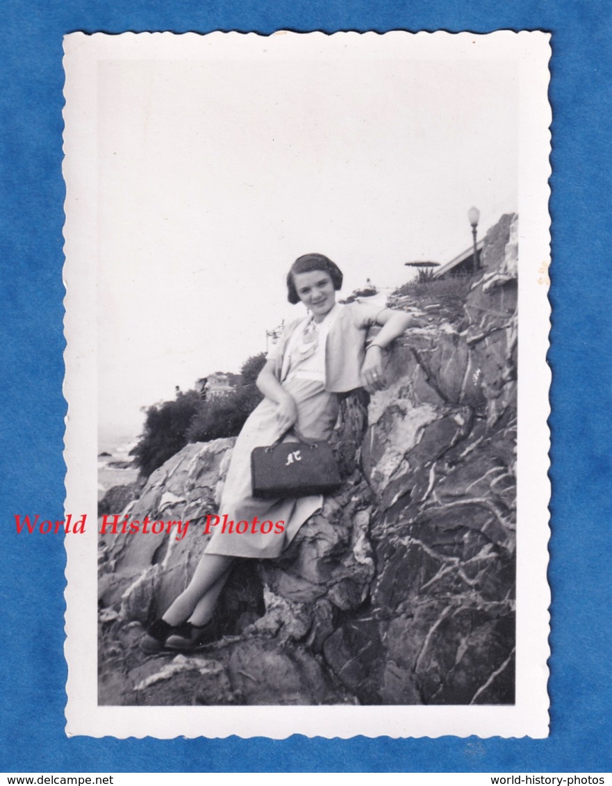 Photo Ancienne Snapshot - NERVI - Portrait Jeune Femme & Son Sac à Main Sur Les Rochers - 1936 - Fille Mode Robe - Non Classés