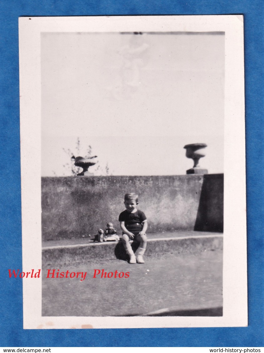 Photo Ancienne Snapshot - Portrait D'un Petit Garçon & Ses Jouets - 16 Mai 1940 - Enfant Double Expositon Montage - Non Classés