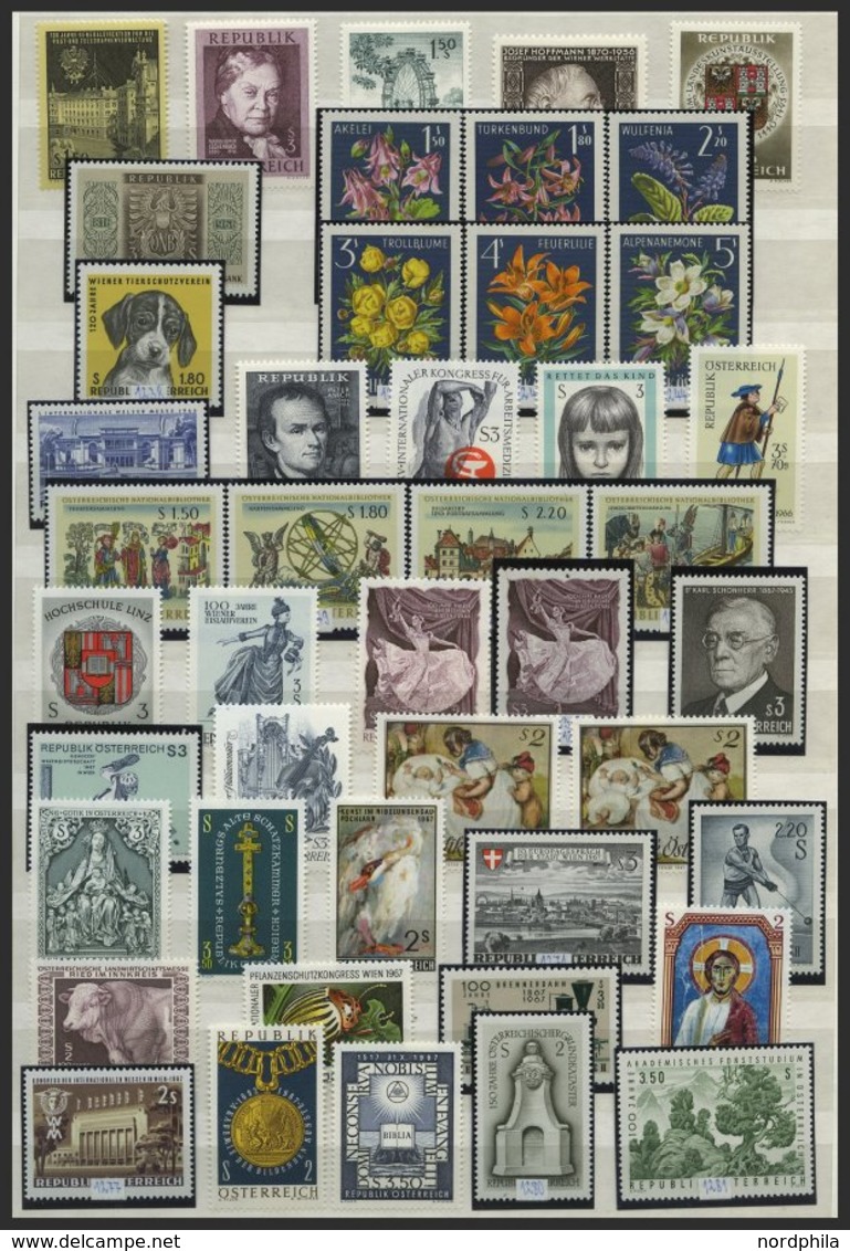 SAMMLUNGEN **, Postfrische Sammlung Österreich Von 1959-89 Im Einsteckbuch, Komplett Bis Auf Freimarken-Ausgaben, Pracht - Colecciones