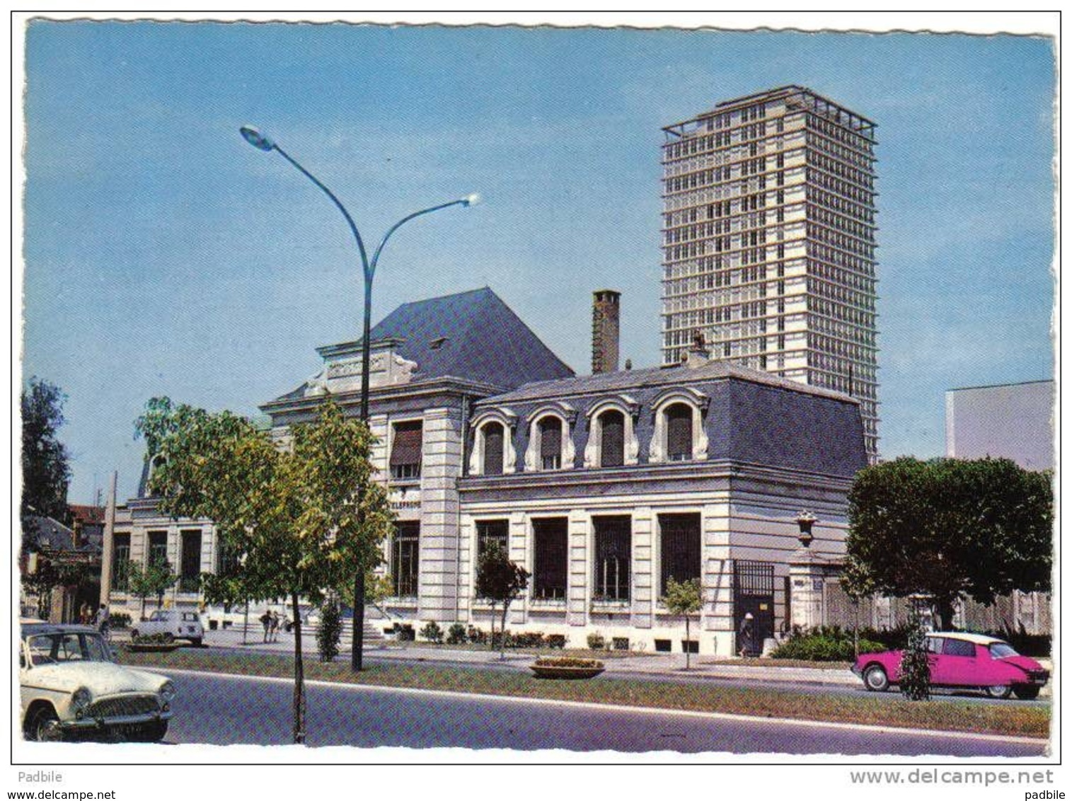 Carte Postale 94. Choisy-le-Roi  La Poste Et Les Cités HLM Renault 4L  DS Citroën Et Simca Trés Beau Plan - Choisy Le Roi