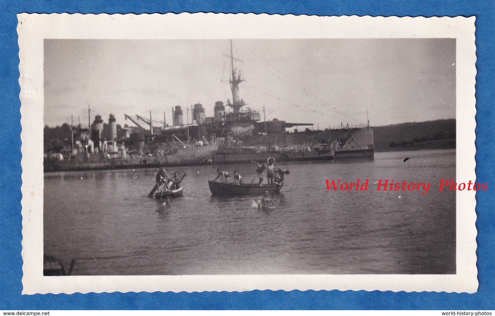 Photo Ancienne Snapshot - LANDEVENNEC - Groupe De Garçon Plongeant Prés D'un Bateau Militaire - 1934 - Brest Bretagne - Schiffe