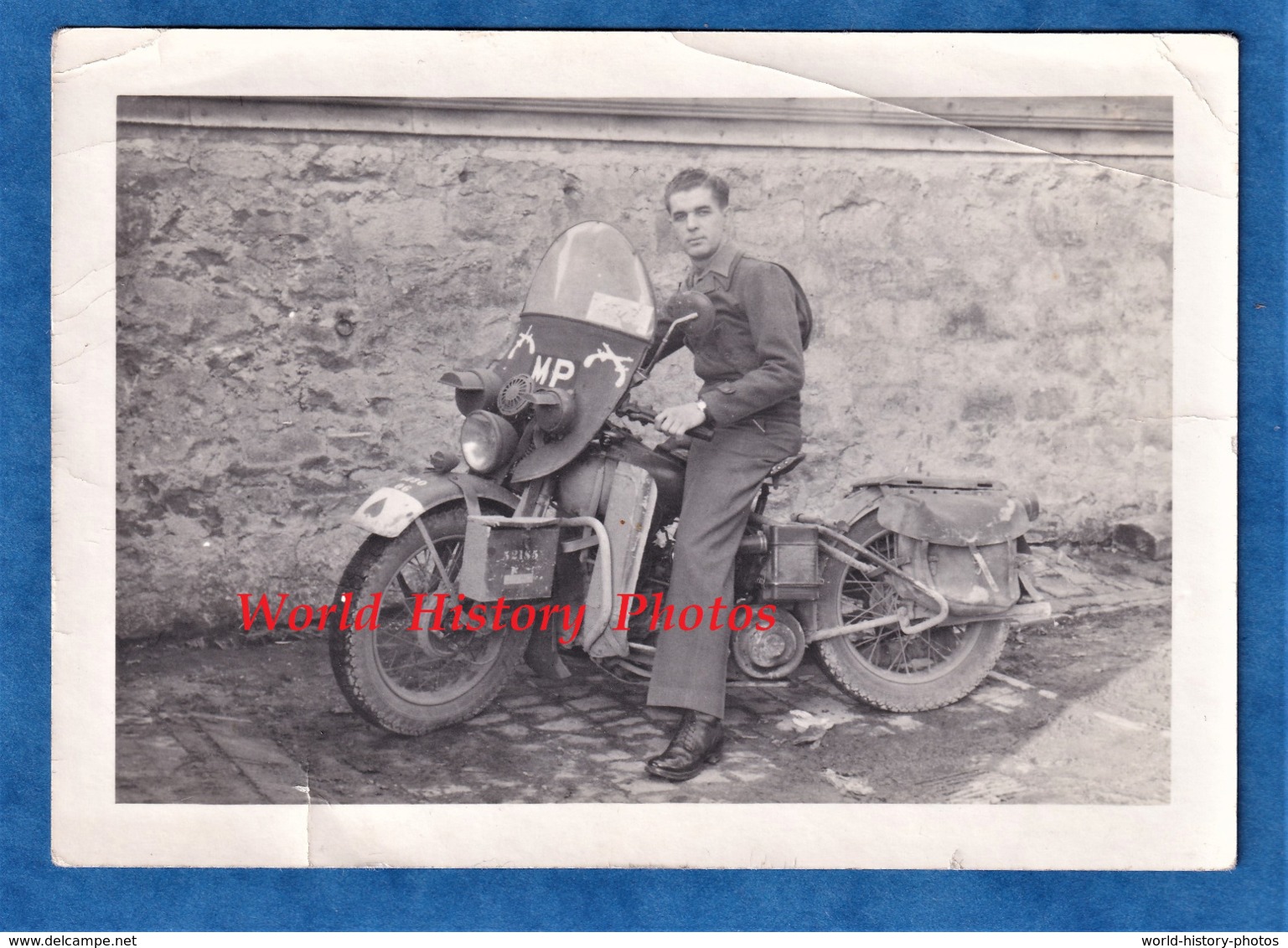 Photo Ancienne - Portrait D'un Militaire Sur Une Moto MP , Insigne à Identifier - US ? Français ? - RARE - Krieg, Militär