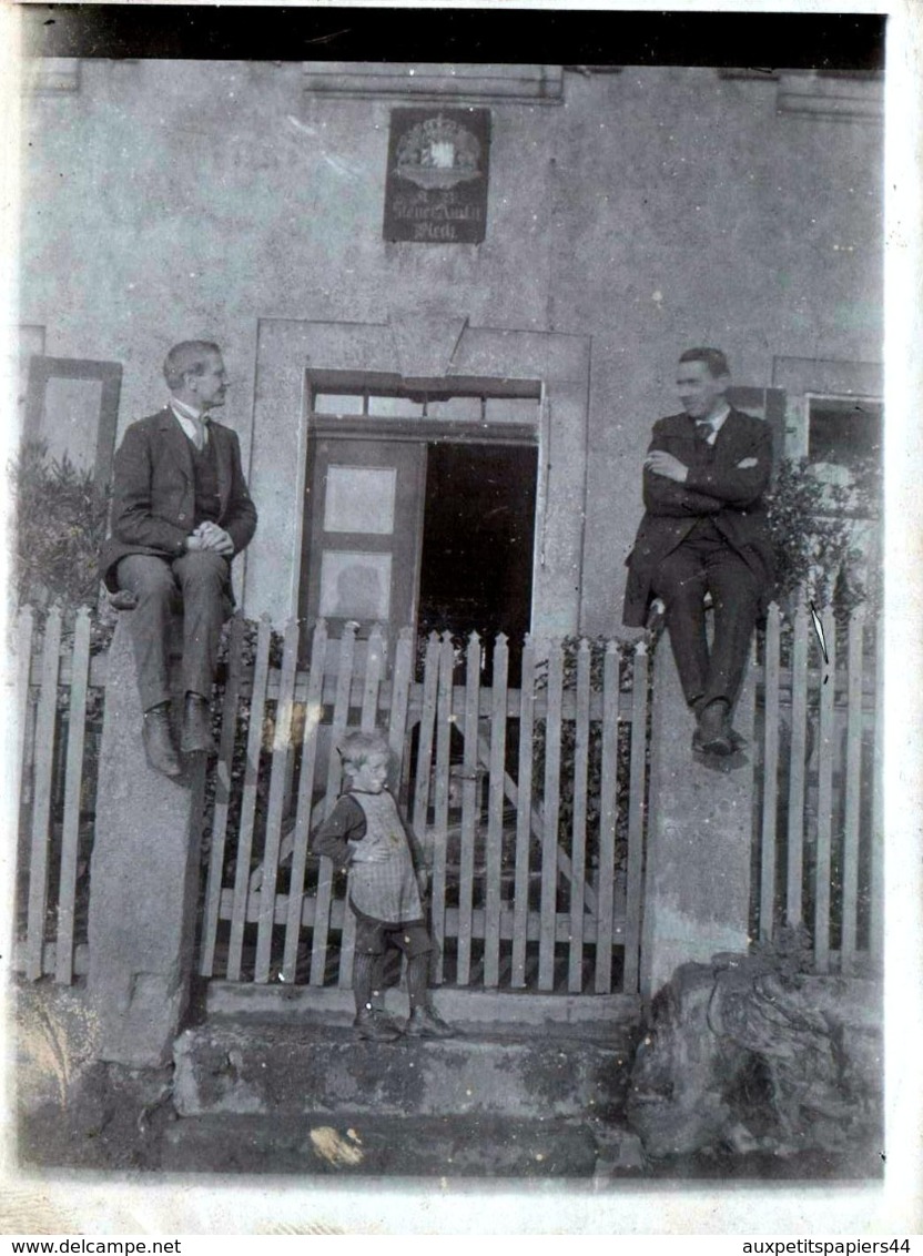 Amusant Tirage Photo Albuminé Original 3 Générations D'Hommes Posant Sur Un Portail Sous Une Plaque à Identifier 1900/10 - Personnes Anonymes