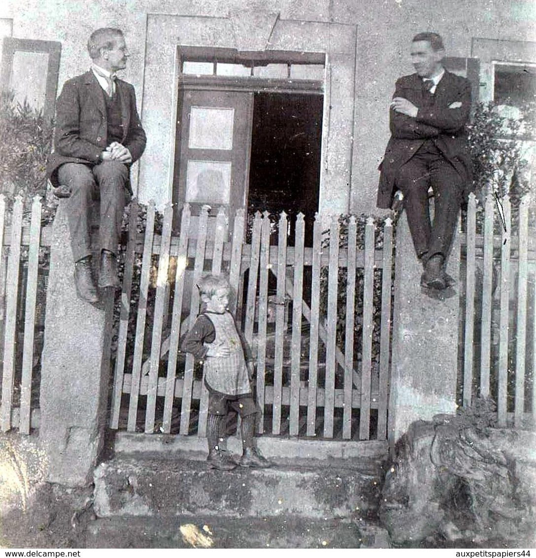 Amusant Tirage Photo Albuminé Original 3 Générations D'Hommes Posant Sur Un Portail Sous Une Plaque à Identifier 1900/10 - Personnes Anonymes