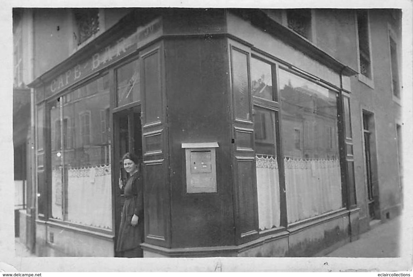 Thème. Poste.Facteur:    Carte Photo Café Bar .  Boite A Lettres  Non Localisé  12.5x8.5       (Voir Scan) - Postal Services