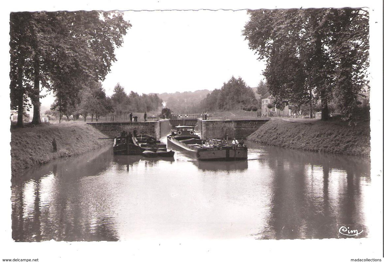 Péniches à Esbly (77 - Seine Et Marne) Le Canal De Chalifert - Hausboote