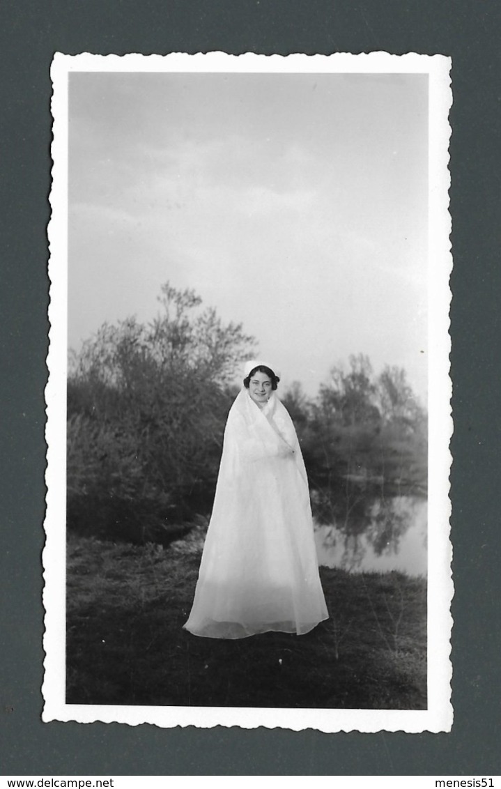 Une Très Jolie COMMUNIANTE Enveloppée Dans Son Voile Aube De Communion Photo Ancienne Real Foto Religion - Personnes Anonymes