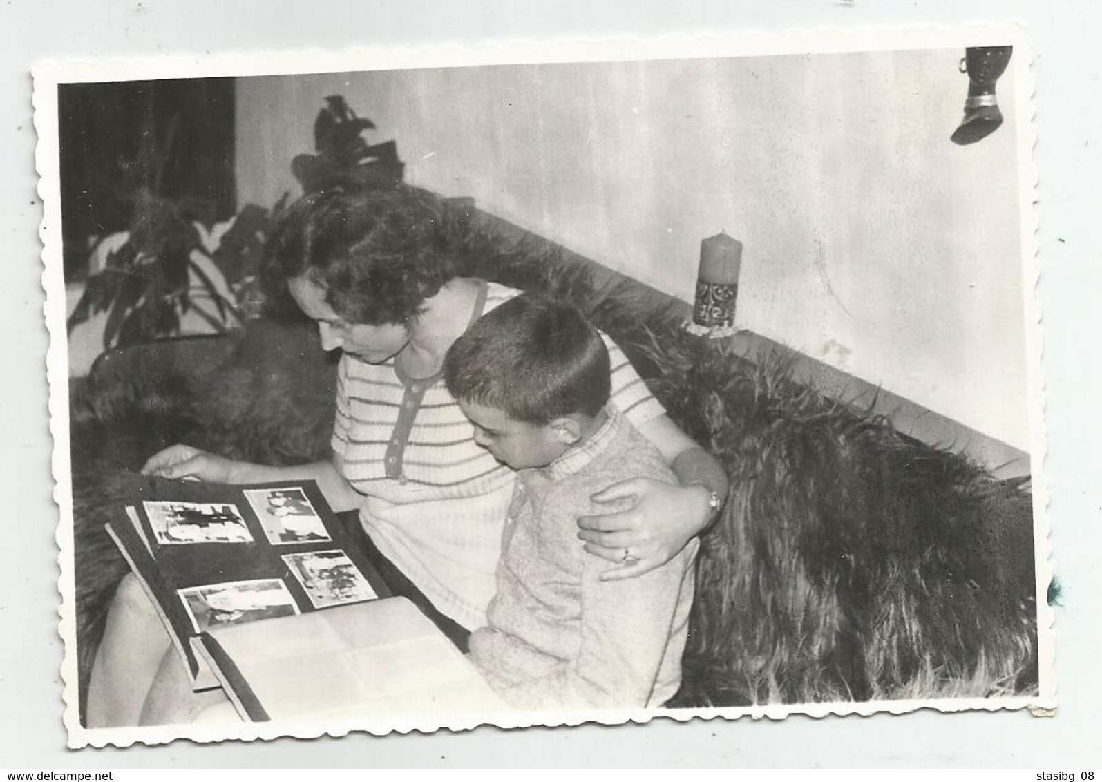 Woman And Boy Viewing A Photo Album F676-265 - Persone Anonimi