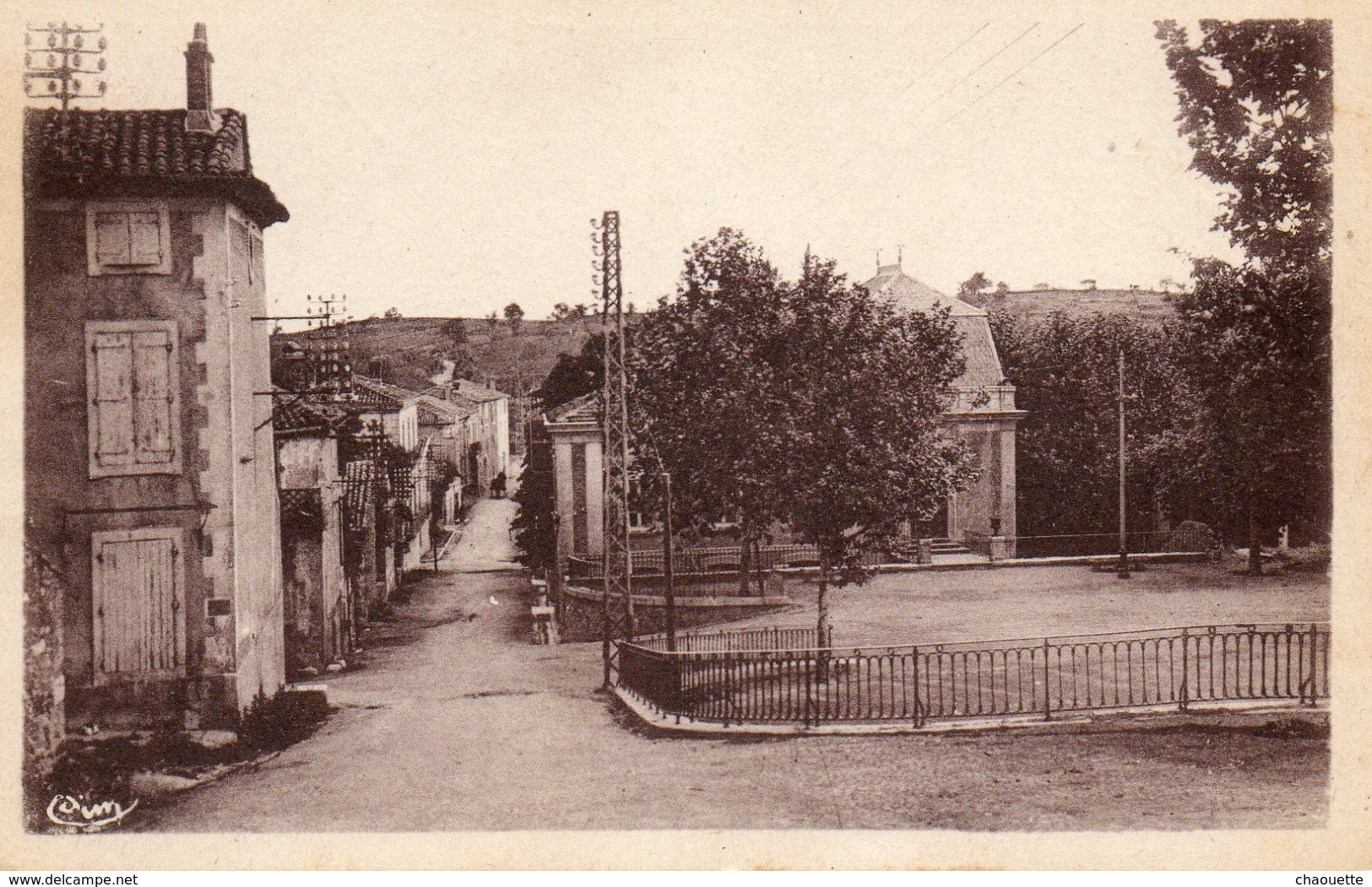 Magalas   Place De La Mairie   Edit  Combier - Autres & Non Classés