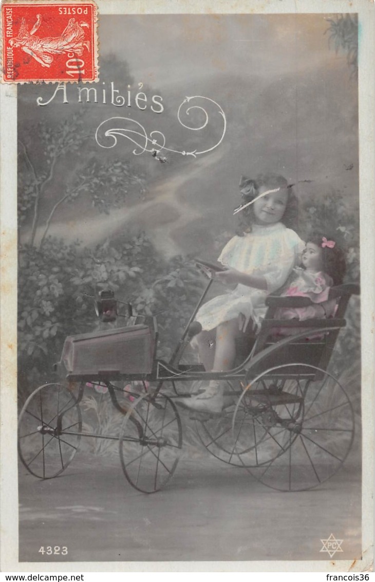 Carte CPA Fantaisie - Petite Fille Fillette Et Sa Poupée Doll - Amitiés - Jouet Voiturette Voiture - Jeux Et Jouets