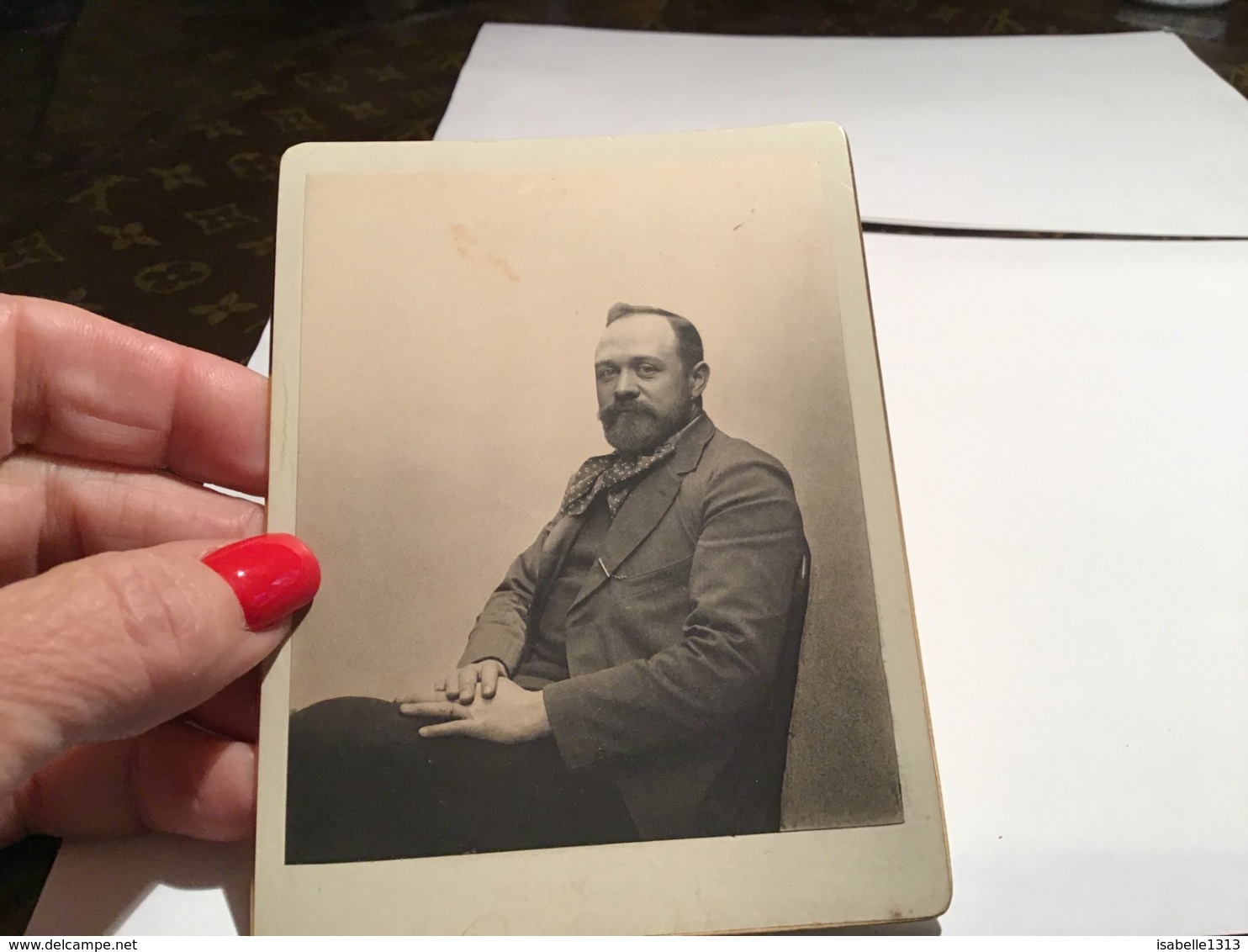 Photo Noir Et Blanc Homme Assis Sur Une Chaise Barbu Très Bien Habillé 18192 Digne-les-BainSur Cartons - Personnes Anonymes