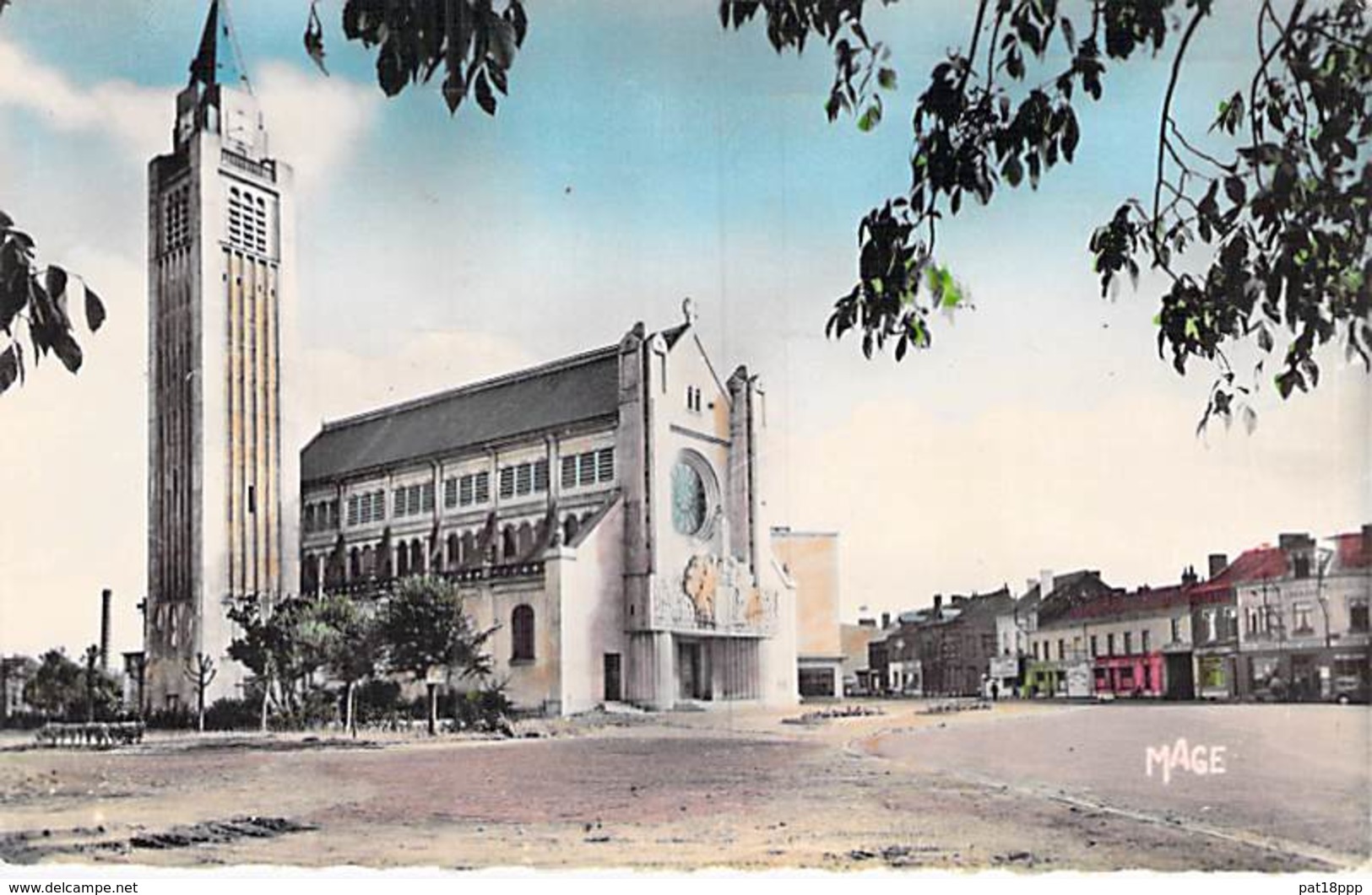 02 - HIRSON : Eglise Sainte Thérèse - Jolie CPSM Dentelée Colorisée Format CPA - Aisne - Hirson