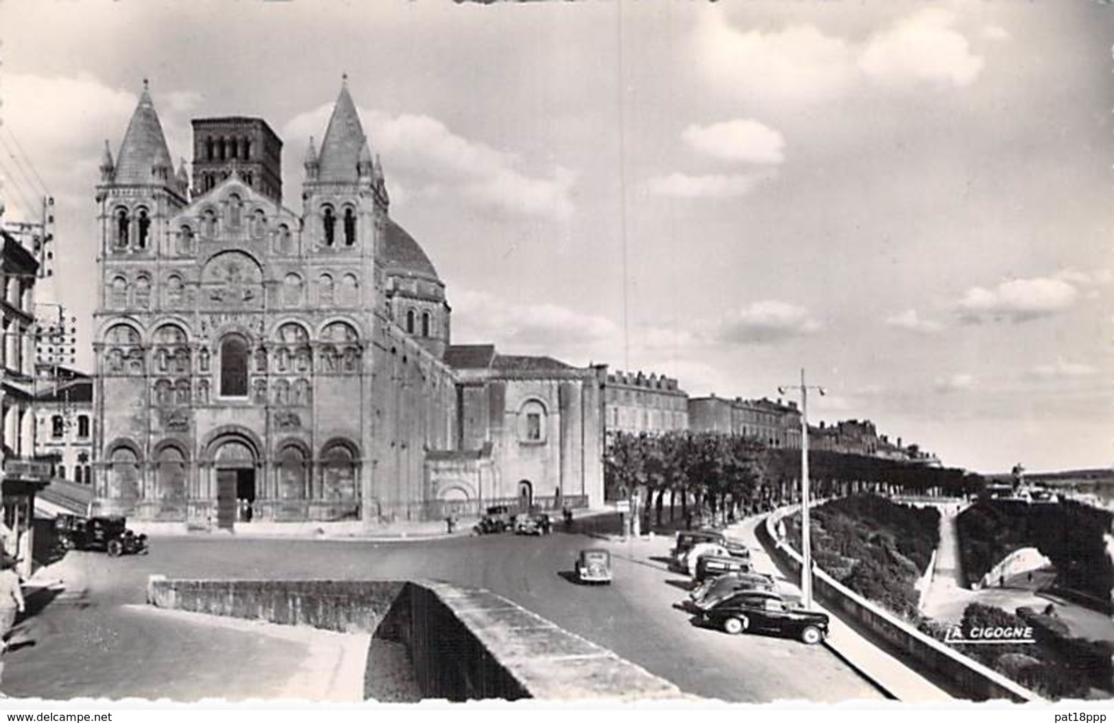 16 - ANGOULEME : La Cathédrale Et Les Remparts - CPSM Dentelée Noir Blanc Format CPA - Charente - Angouleme