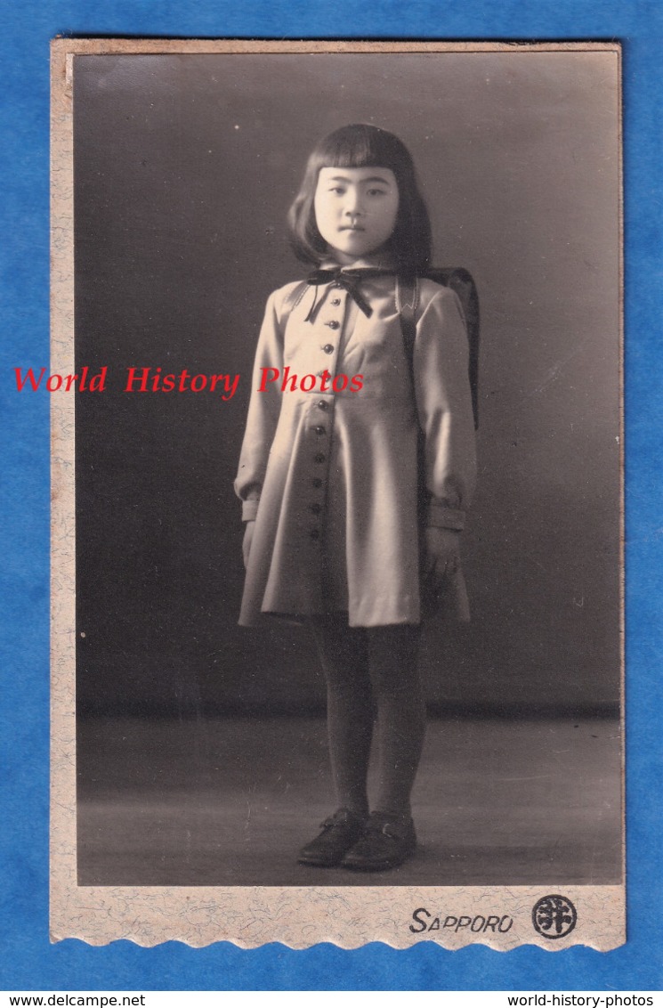 Photo Ancienne - SAPPORO ( Japon ) - Beau Portrait D'une Petite Fille - Uniforme Robe Ecolier Ecole Sac Enfant Pose Asie - Zonder Classificatie