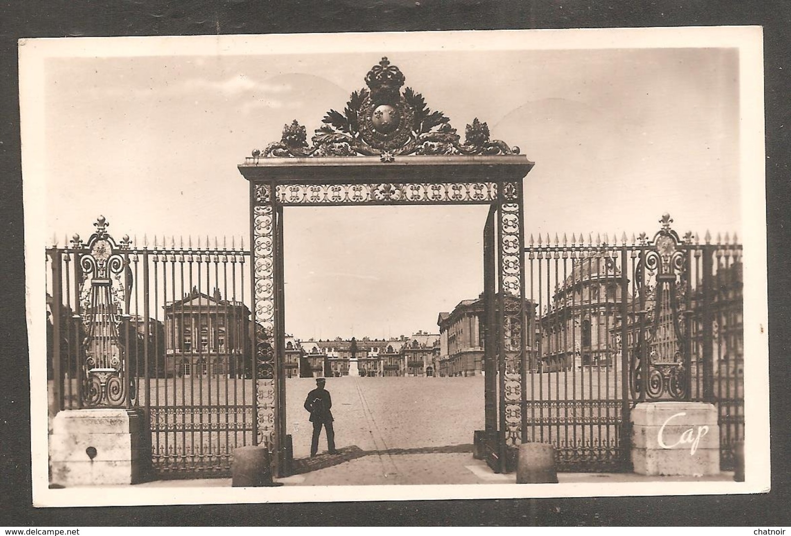 Carte Postale   VERSAILLES + Timbre 18f Versailles  Oblit  Premier Jour  1952 - Briefe U. Dokumente