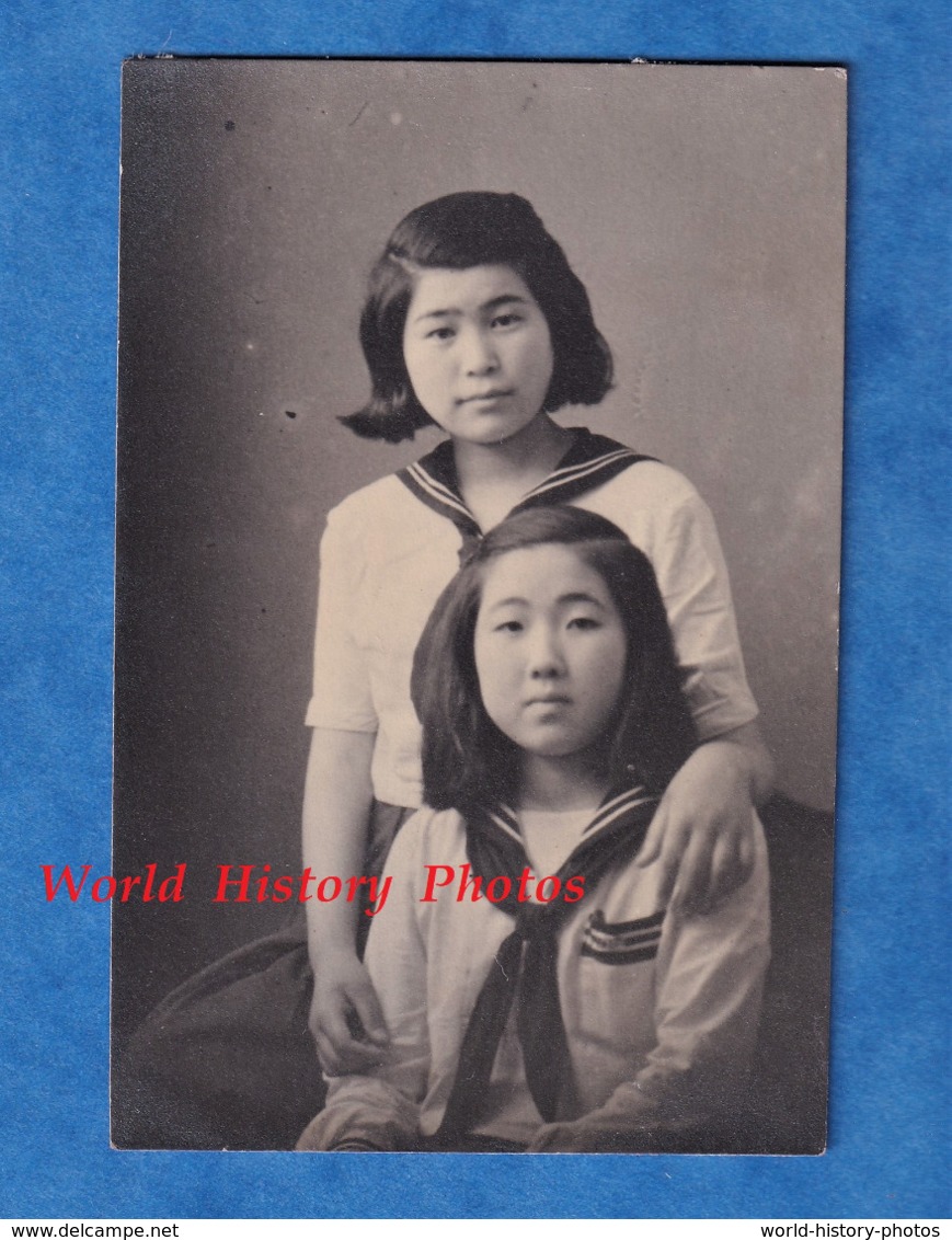 Photo Ancienne Snapshot - SAPPORO Japon - Portrait De Jeune Fille Amie De Classe Uniforme D' Ecole Robe Enfant Coiffure - Non Classés