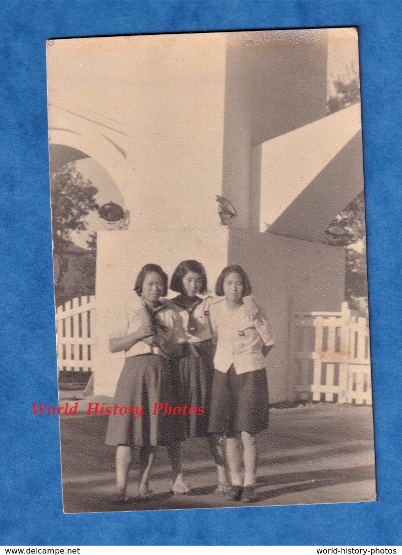 Photo Ancienne Snapshot - SAPPORO Japon - Portrait De Jeune Fille à L'école ? Uniforme Trois Trio Robe Enfant Coiffure - Non Classés