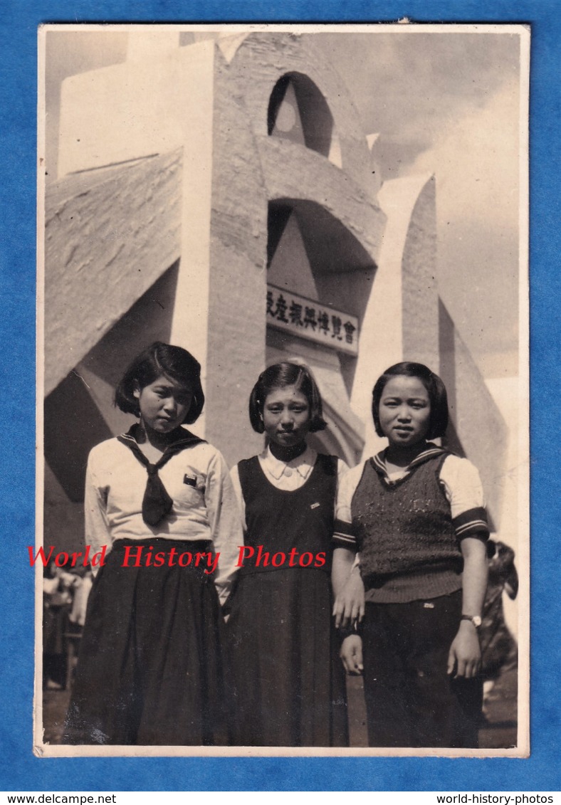 Photo Ancienne Snapshot - SAPPORO ? Japon - Beau Portrait De Fille Japonaise à L'école ? Uniforme Robe Enfant Trio Trois - Non Classés