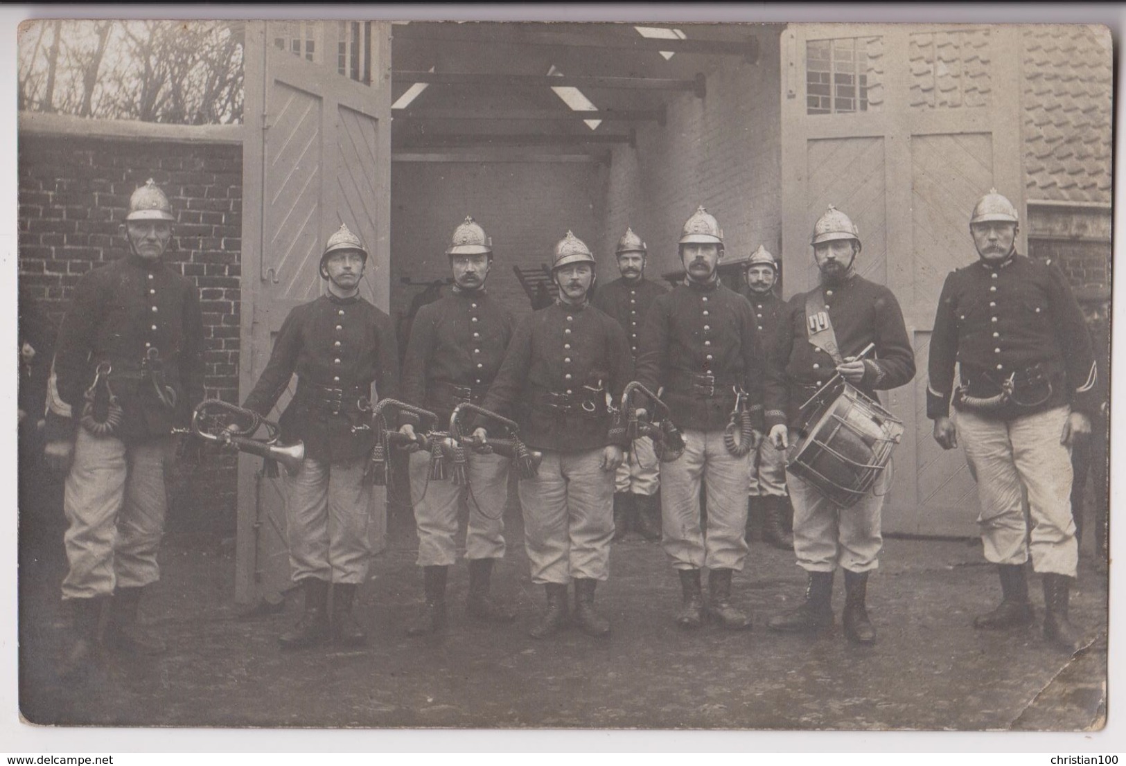 CARTE PHOTO : GROUPE DE SAPEURS POMPIERS DANS LA COUR DE LEUR CASERNE - FANFARE ET MUSIQUE - 2 SCANS - - Brandweer