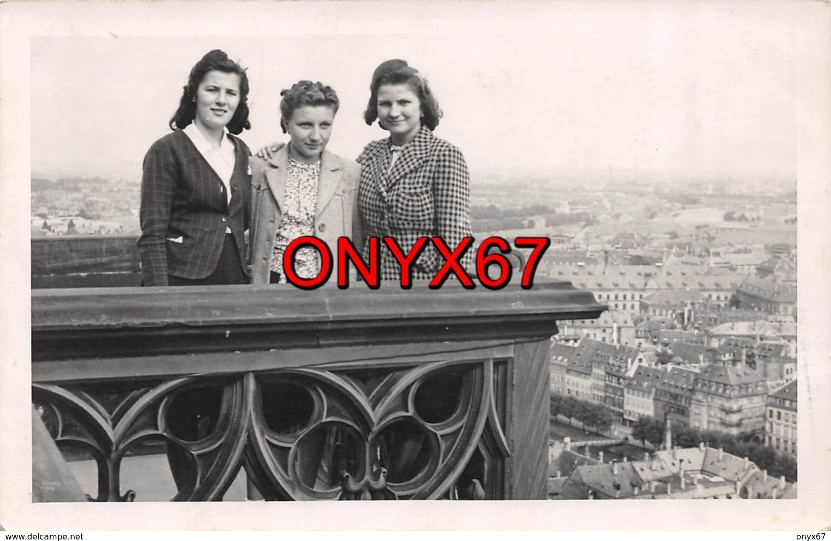 Carte Postale Photo STRASBOURG (Bas-Rhin) 3 Femmes Perchées Tour Cathédrale Plateforme Panoramique Vue Sur La Ville - Straatsburg