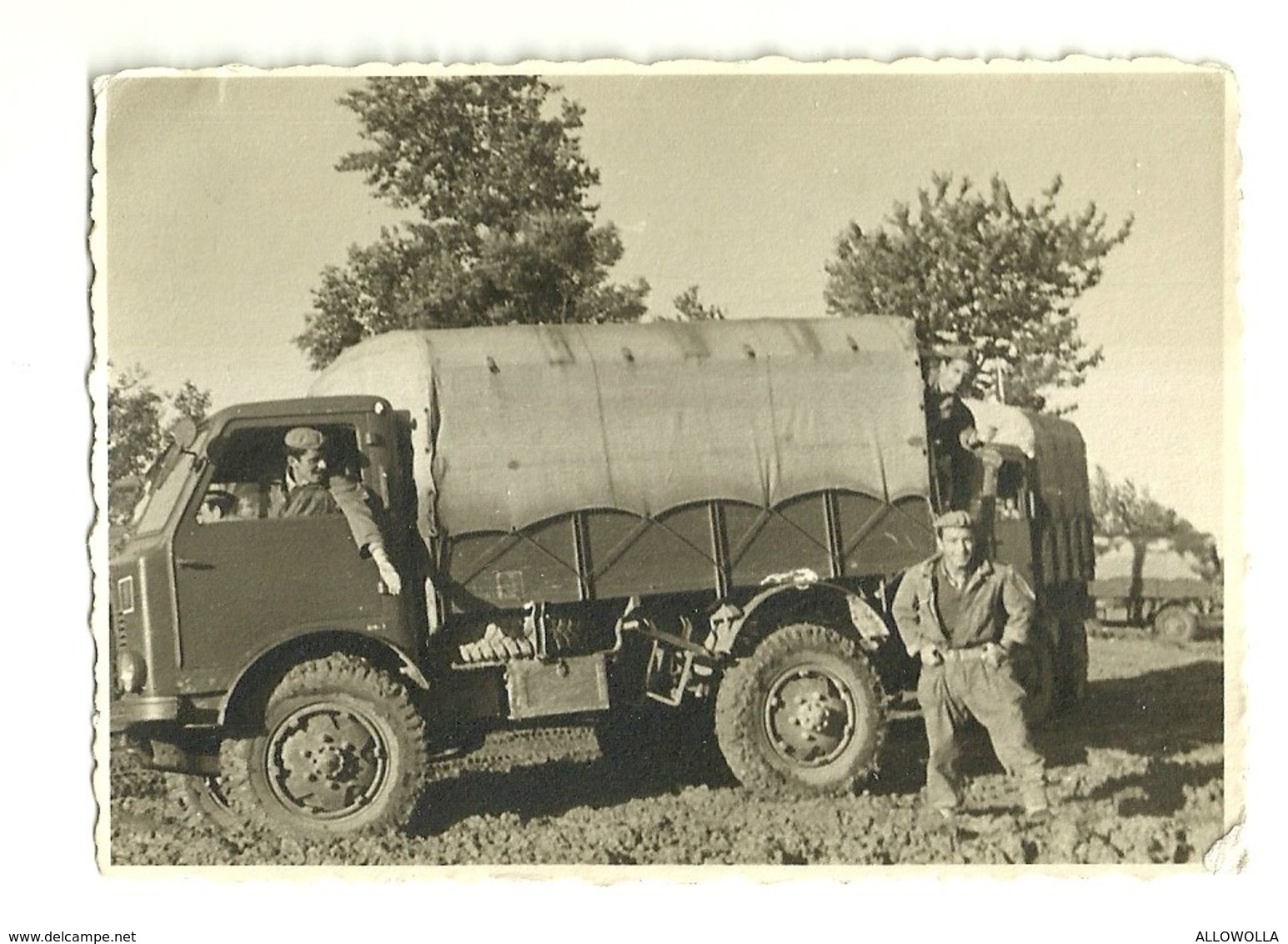 5941 " MILITARI E CAMION ANNI '60 A TRAVESIO(FRIULI) " FOTO ORIGINALE - Guerra, Militari