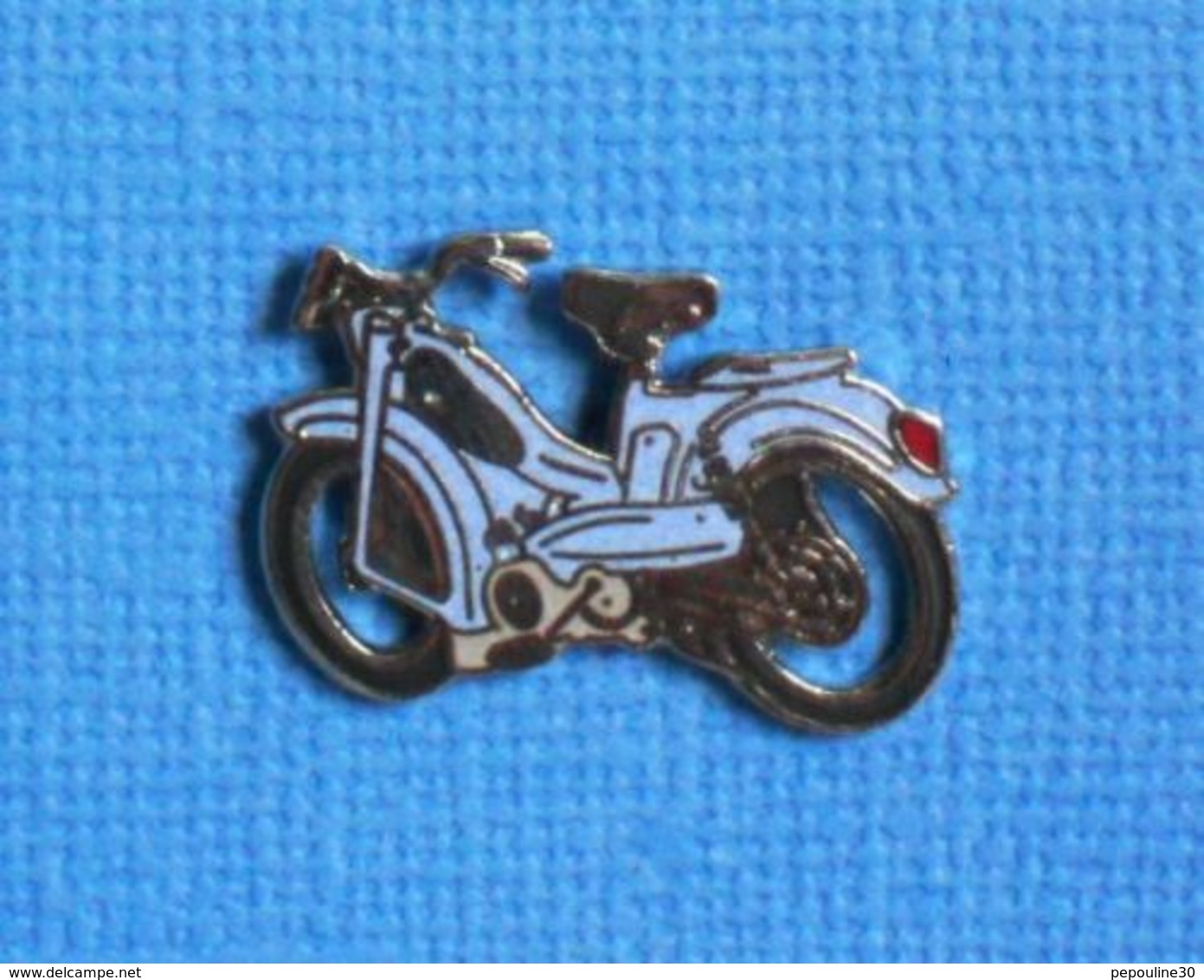 1 PIN'S //  ** MOBYLETTE / LA " M " / MOTOBECANE AV68 ** . (Démons & Merveilles) - Motorfietsen