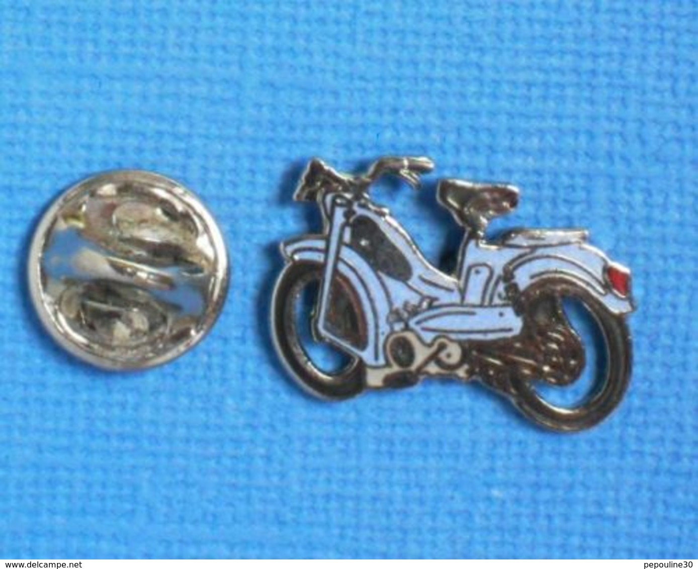 1 PIN'S //  ** MOBYLETTE / LA " M " / MOTOBECANE AV68 ** . (Démons & Merveilles) - Motorfietsen