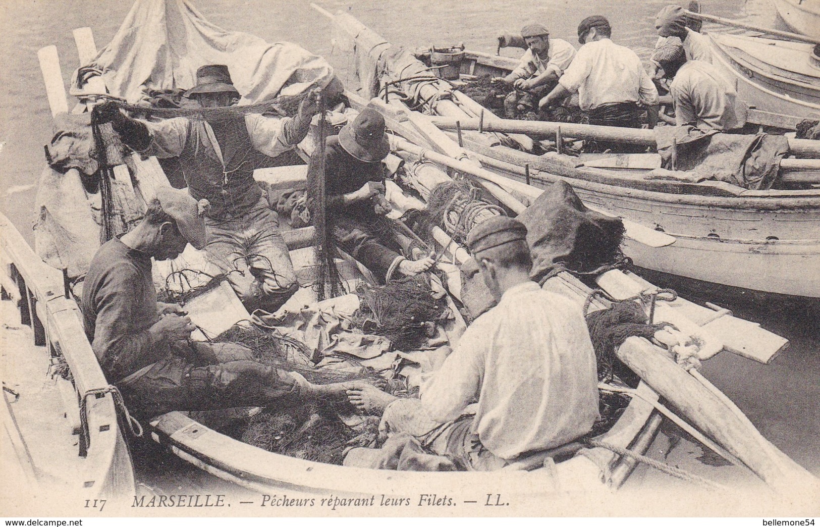 Cpa Dept 13 -  Marseille - Pecheurs Réparant Leurs Filets ( Circulé - Voir Scan Recto-verso) - Petits Métiers