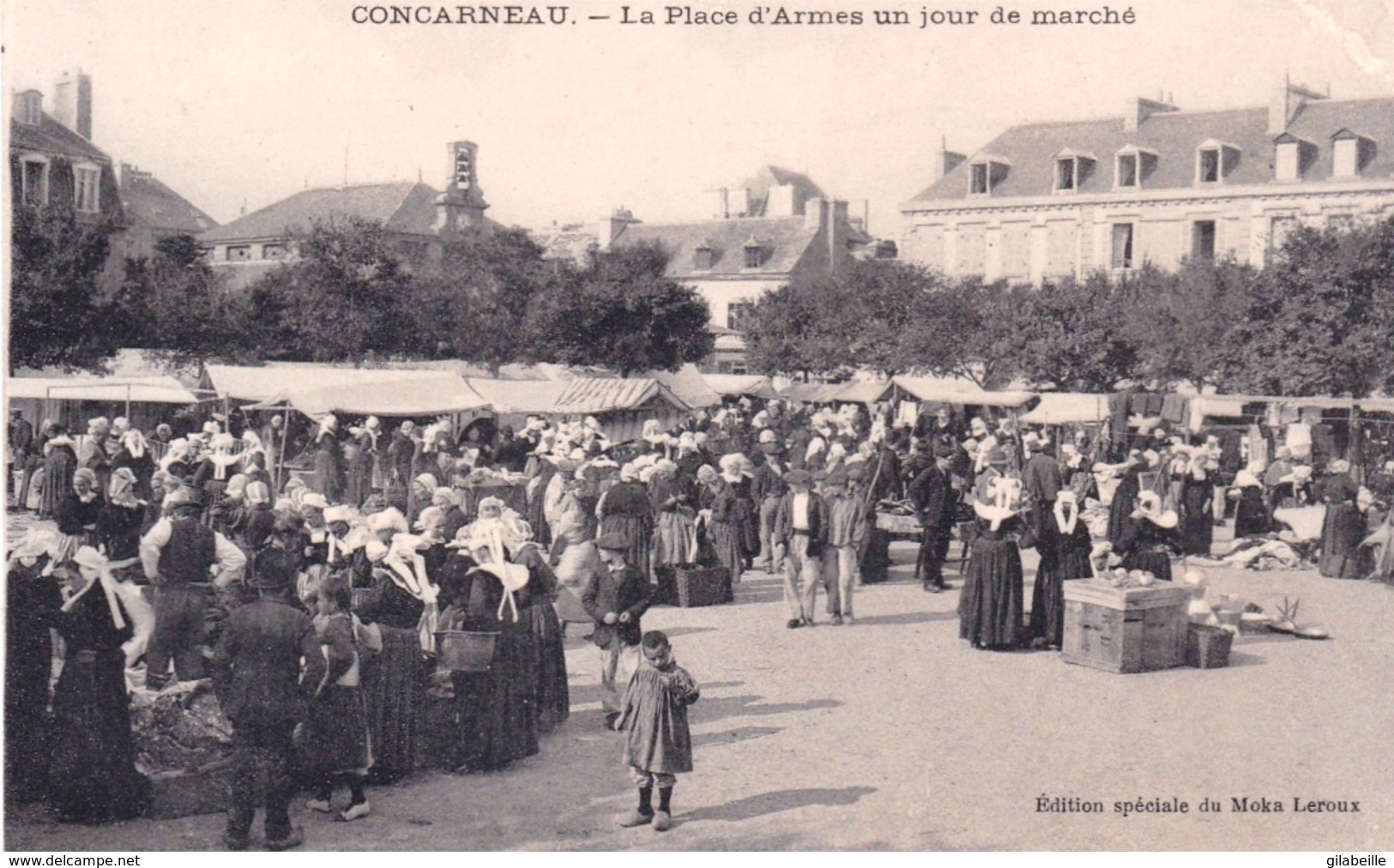 29 - Finistere -  CONCARNEAU -  La Place D Armes Un Jour De Marché - Concarneau