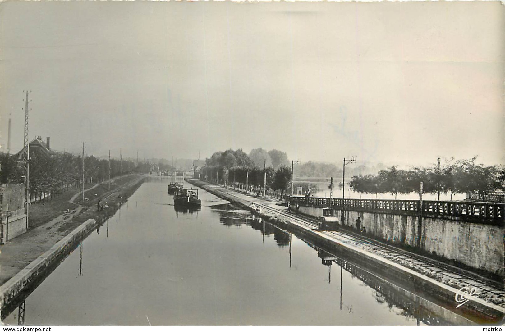 SAINT QUENTIN - Le Canal Et Les écluse, Système De Traction Des Péniches. - Binnenschepen