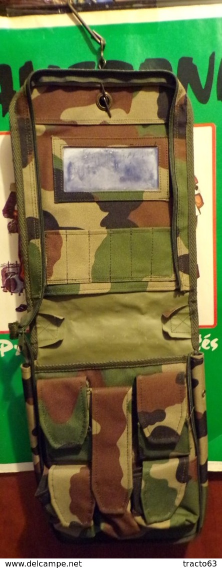 TROUSSE DE TOILETTES OPEX  MILITAIRE DE L' ARMEE FRANCAISE  , A L'INTERIEUR UN PLEXIGLASS ET PLUSIEURS POCHETTES, UN CRO - Equipaggiamento