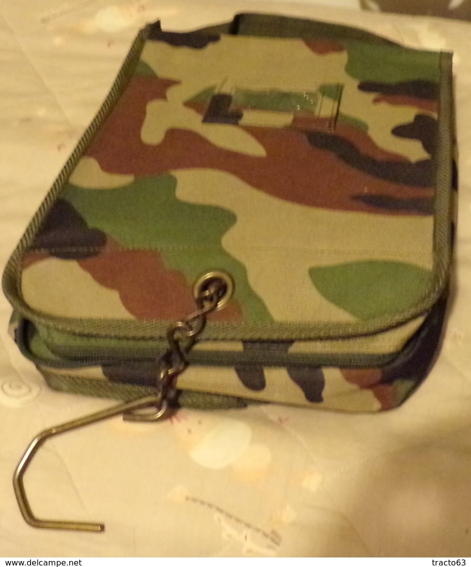 TROUSSE DE TOILETTES OPEX  MILITAIRE DE L' ARMEE FRANCAISE  , A L'INTERIEUR UN PLEXIGLASS ET PLUSIEURS POCHETTES, UN CRO - Equipaggiamento