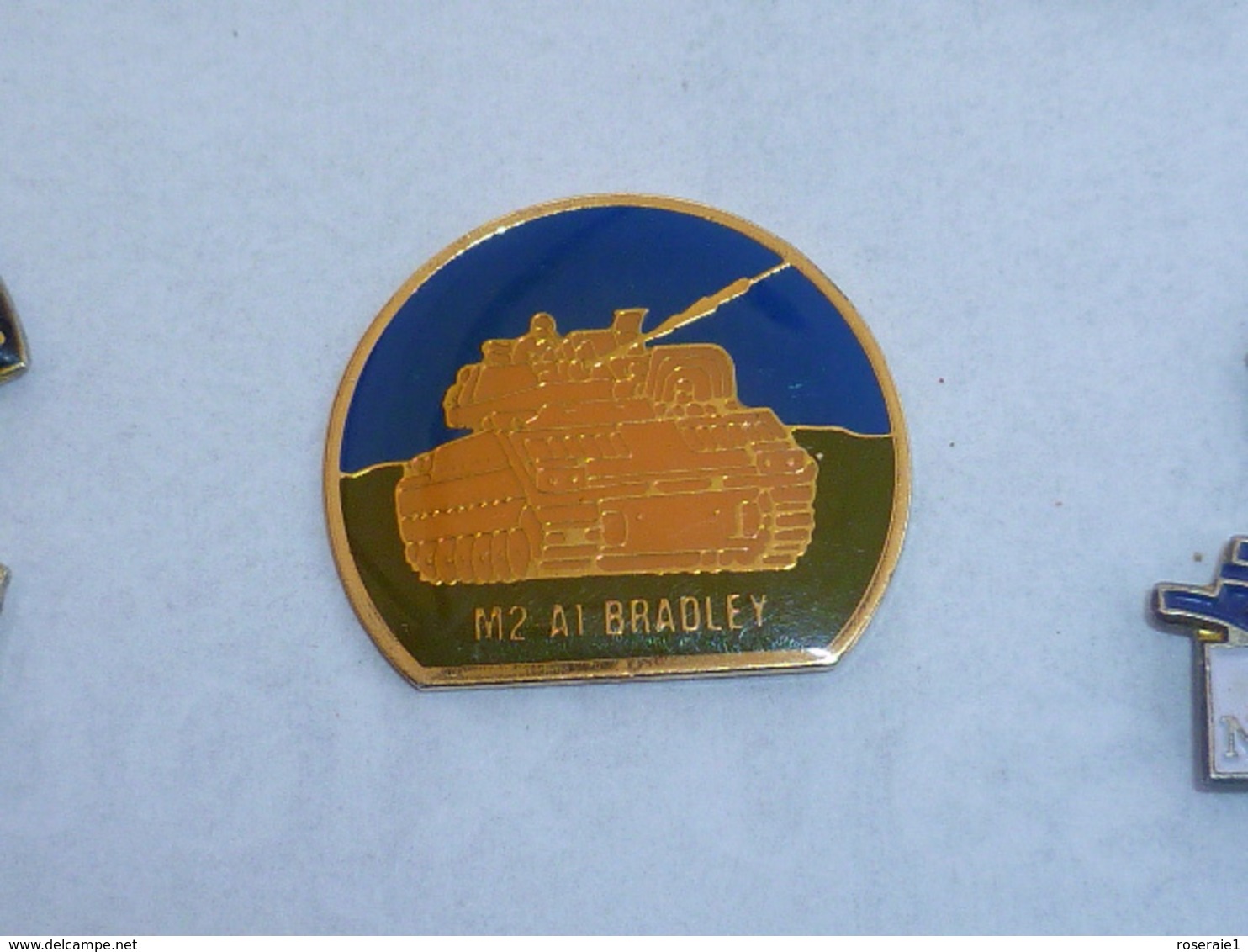 Pin's CHAR M2-A1 BRADLEY - Militaria