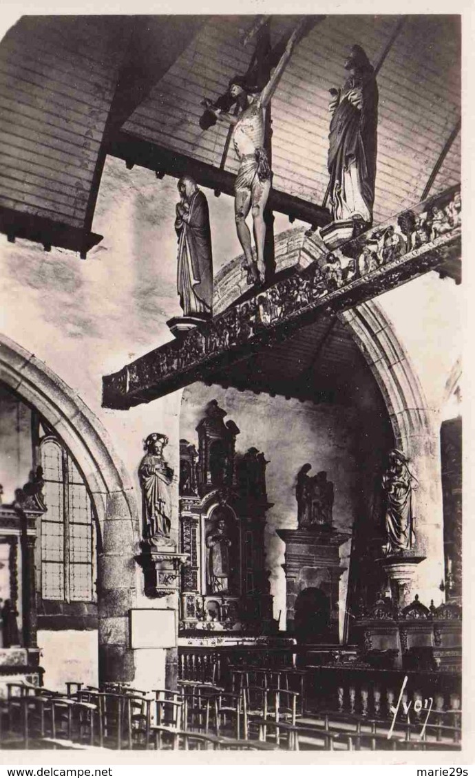 29 LAMPAUL-GUIMILIAU La Grande Poutre Sculptée XVIIe Siècle, Crucifix Entre Statues De La Vierge Et De Saint-Jean - Lampaul-Guimiliau