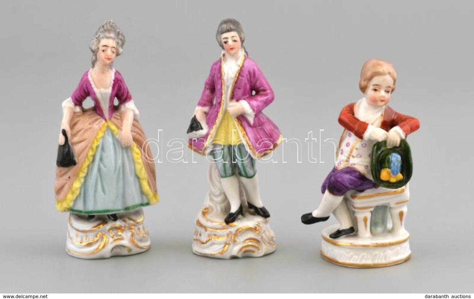 Rokoko Ruhás Porcelán Figurák, 3 Db, Kézzel Festett, Jelzett, Kopottak, 7 Cm és 8,5 Cm Közötti Méretben - Other & Unclassified