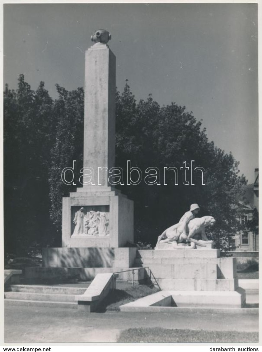 Cca 1930 Korschelt Miklós (1900-1982): Győr, Radó Sziget, I. Világháborús Hősi Emlékmű, Pecséttel Jelzett Fotó, 24x18 Cm - Otros & Sin Clasificación