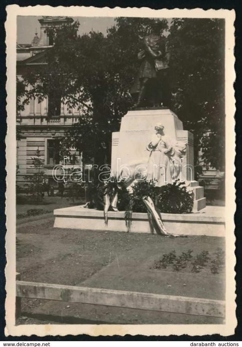 1942 Nagyvárad, A Szacsvay-szobor Nemzeti Színű Szalagos Koszorúkkal, Hátoldalon Feliratozva, 8×6 Cm - Other & Unclassified