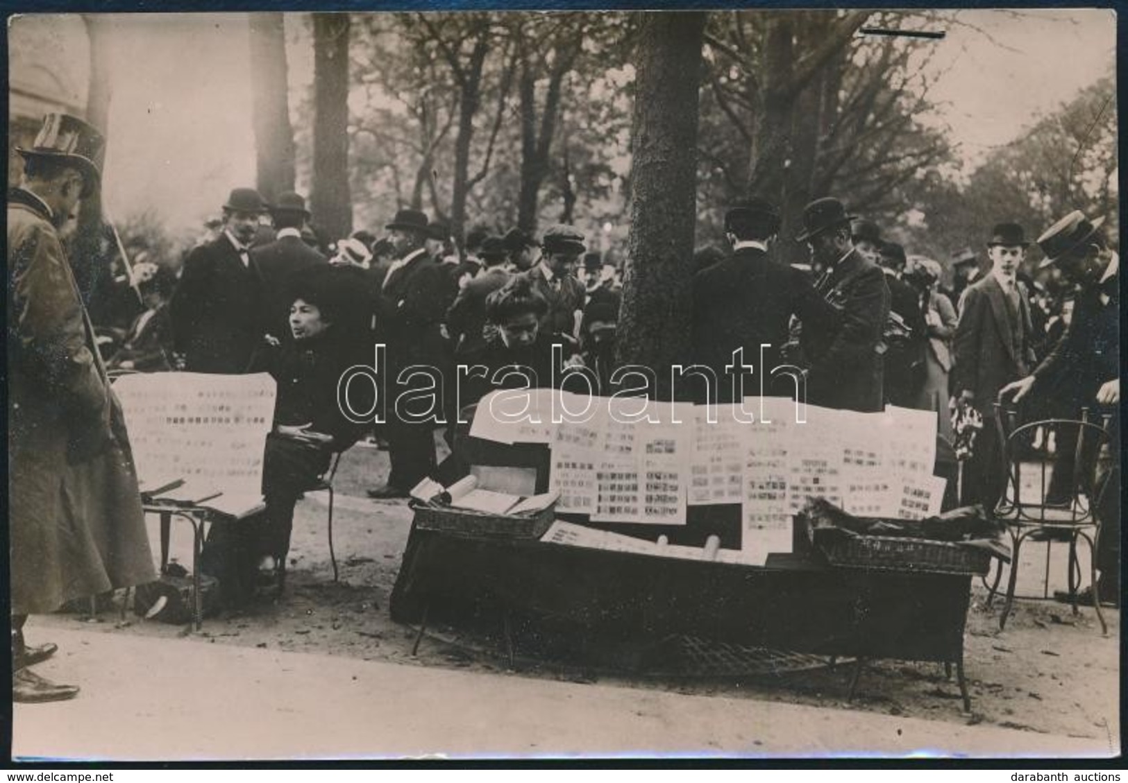 1913 Párizs, Bélyegtőzsde. Korabeli Sajtófotó Hozzátűzött Szöveggel /  Paris, Stamp Stock Exchange Press Photo 16x12 Cm - Other & Unclassified