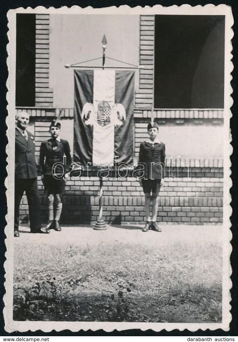 Cca 1935 Leventék Díszőrsége Az Angyalos Címerrel Ellátott Nemzeti Zászló Előtt, Fotó, 8,5×6 Cm - Otros & Sin Clasificación