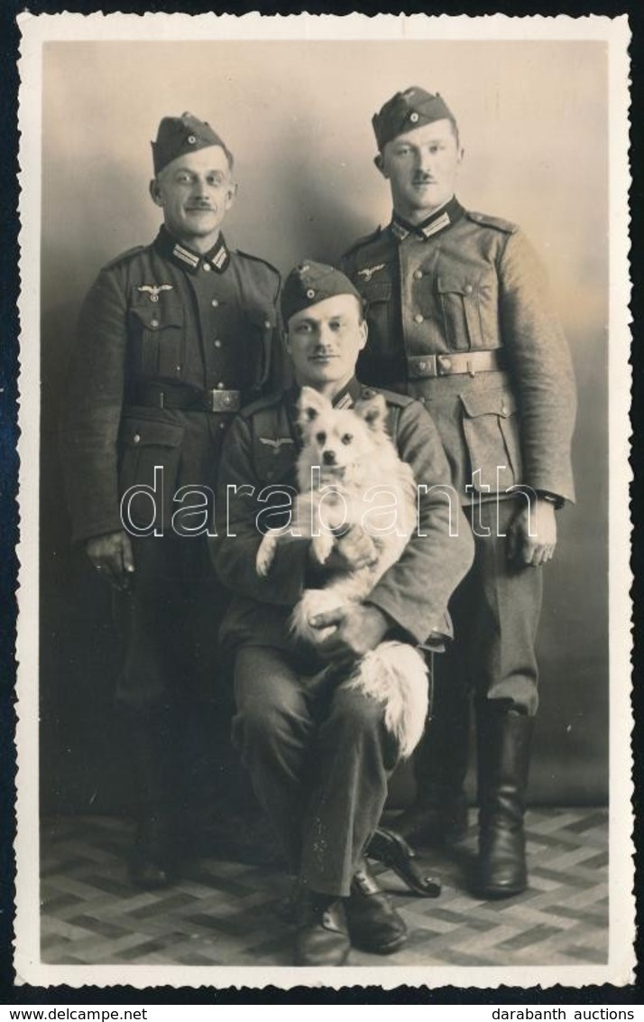 Cca 1940 Német Katonák Kutyával, Fotólap, 13,5×8,5 Cm - Other & Unclassified