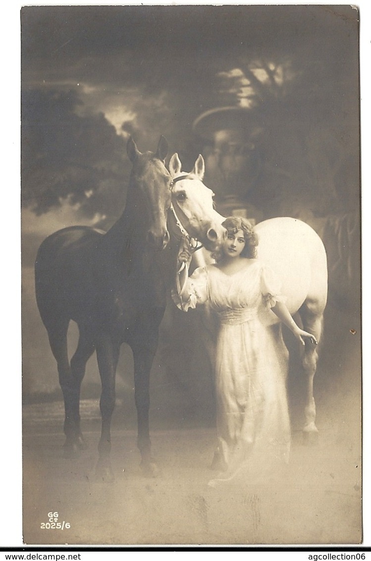 FEMME AU DEUX CHEVAUX - Frauen