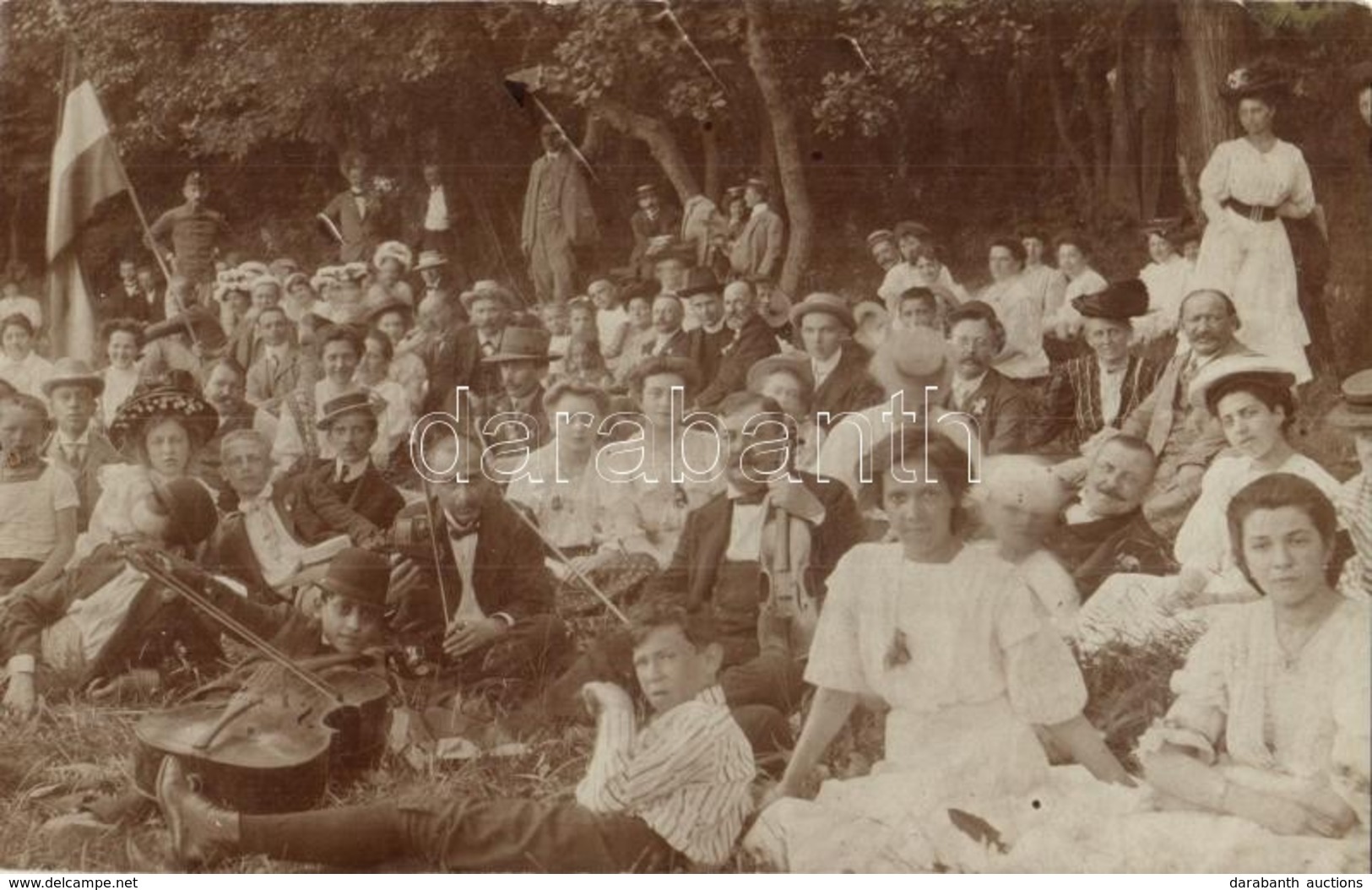 T2 1908 Budapest II. Hűvösvölgy, Református Kirándulás és Mulatság Zenekarral, Magyar Zászló. Photo - Unclassified