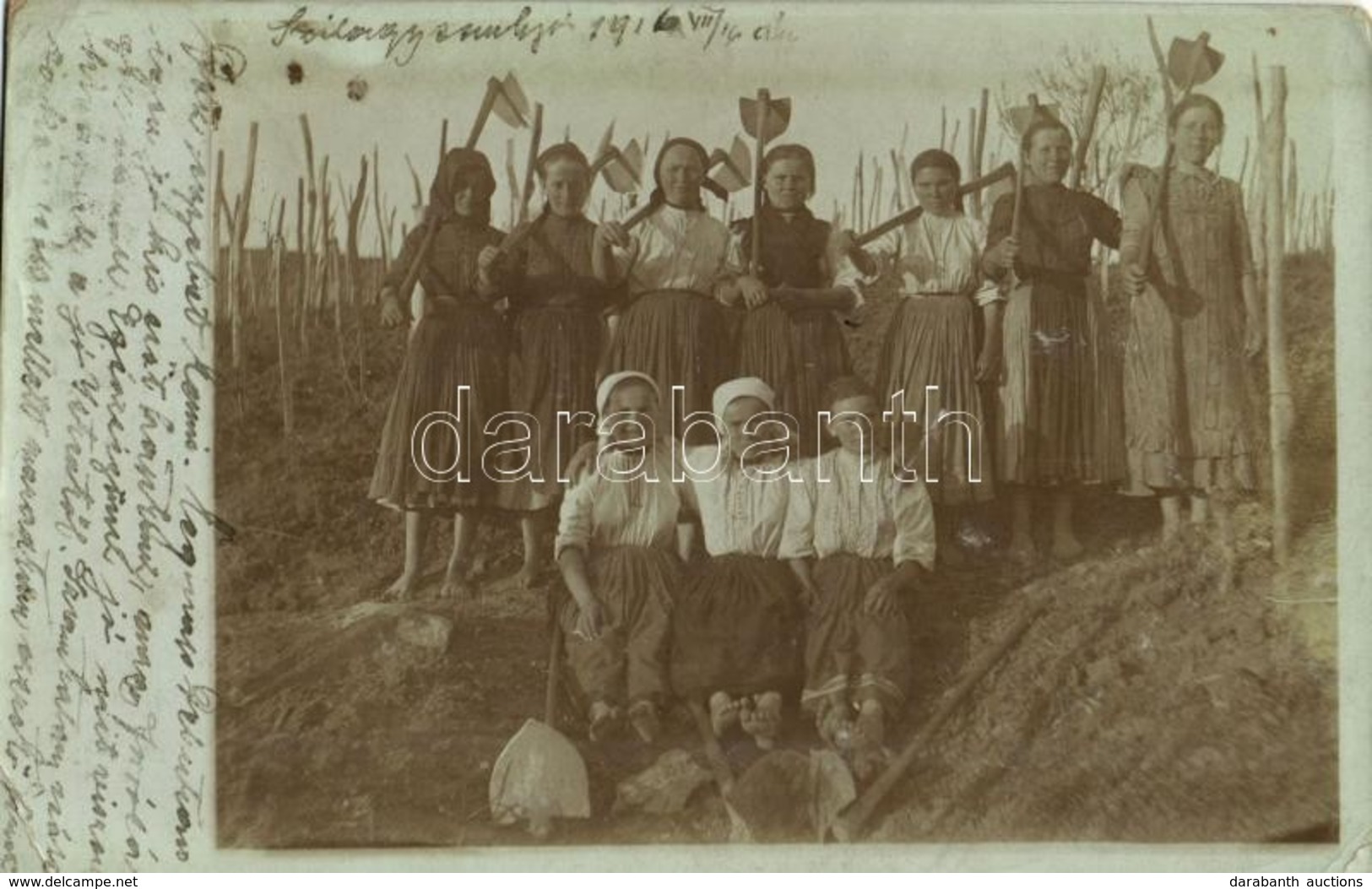 T2/T3 1916 Szilágysomlyó, Simleu Silvaniei; Mezítlábas Kapáló Nők A Földeken / Barefoot Women With Hoes On The Fields. P - Unclassified