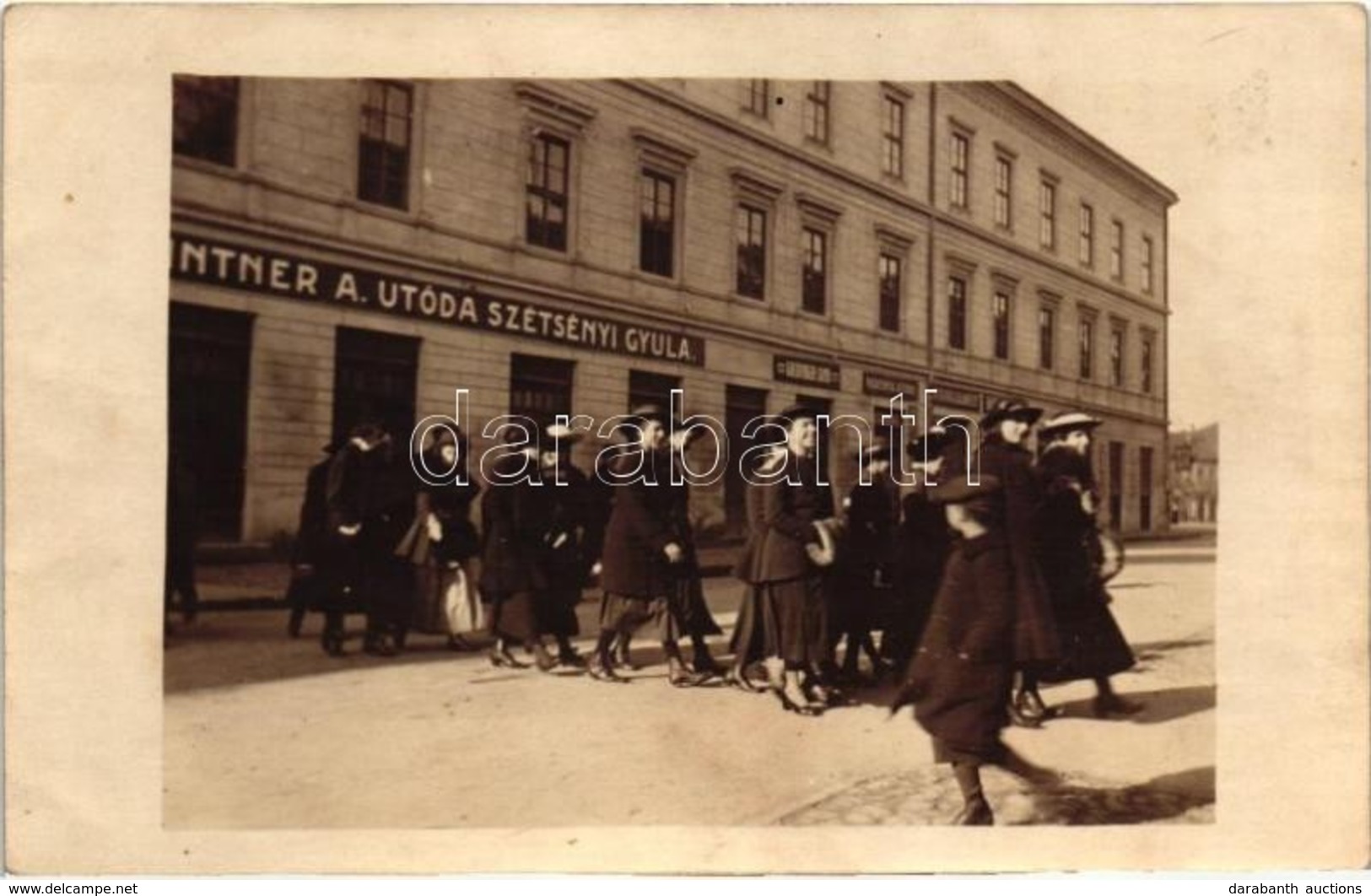 * T2 1917 Kassa, Kosice; Szétsényi Gyula és Goldfinger Samu üzlete, Diáklányok / Shops, Girl Students, Photo - Other & Unclassified