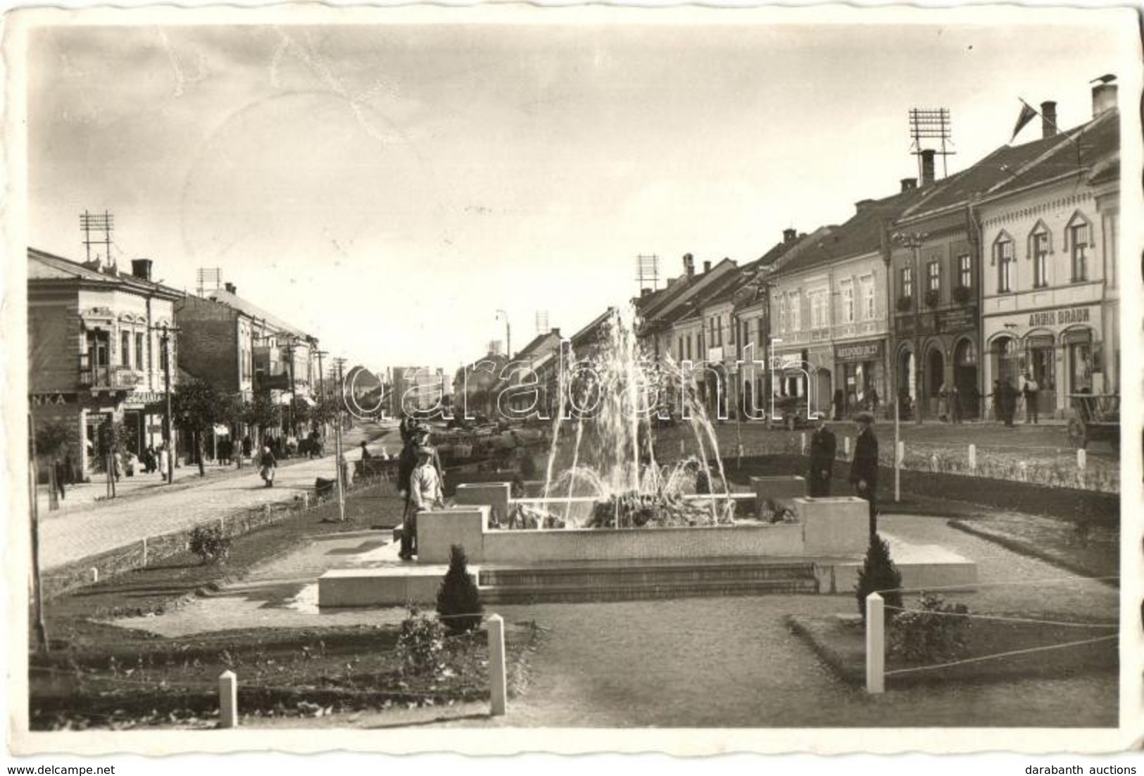 * T2 Poprád (Tátra), Námestie / Fő Tér, Bata, Ármin Braun, Alexander Luczy, Grófcsik, Krenek üzlete, Szökőkút, Automobil - Other & Unclassified